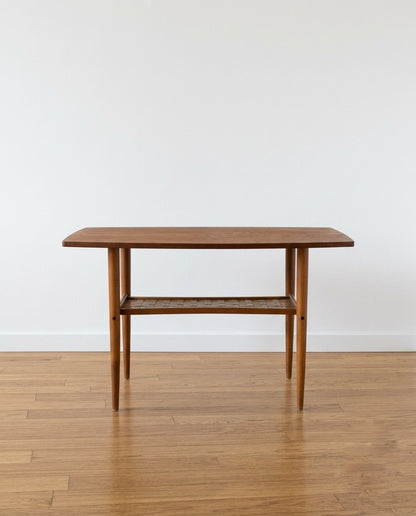 Tavolino consolle svedese anni '50, teak e faggio, vista frontale su sfondo neutro