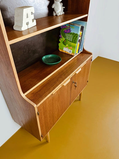 Dettaglio piano estraibile in teak della libreria Troeds anni 60, elemento funzionale tra la zona ripiani e il vano base con ante
