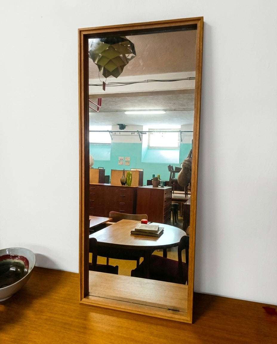 Specchio vintage svedese anni '50 con cornice in rovere, H.107 cm, design scandinavo in showroom Lack00