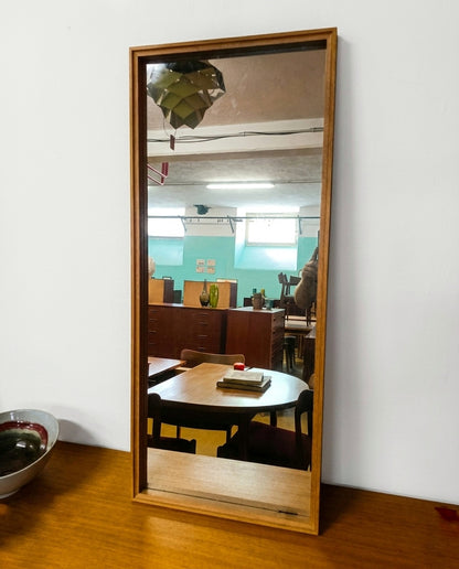 Specchio vintage svedese anni '50 con cornice in rovere, H.107 cm, design scandinavo in showroom Lack00