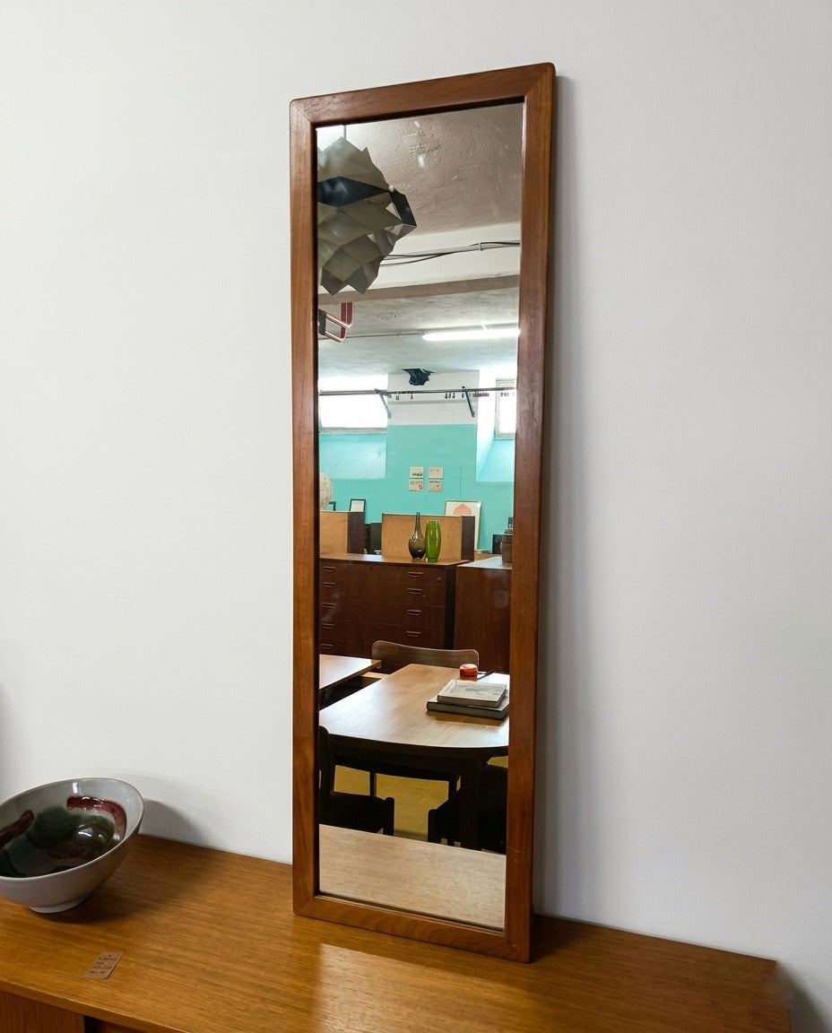 Specchio vintage svedese anni '50 con cornice in teak, H.121,5 cm, profilo rettangolare design scandinavo