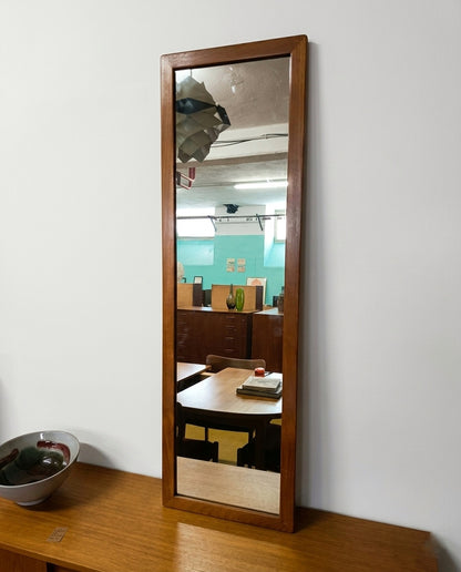 Specchio vintage svedese anni '50 con cornice in teak, H.121,5 cm, profilo rettangolare design scandinavo