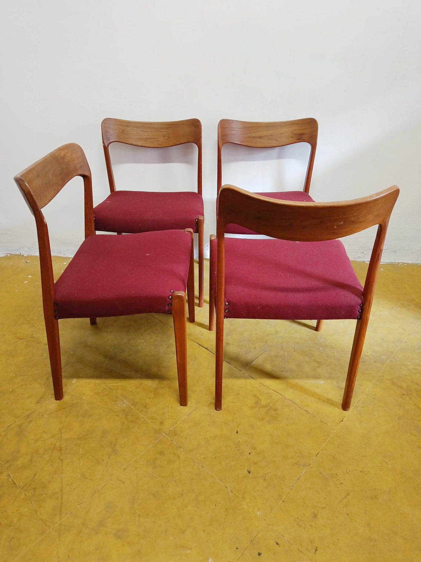 Sedie Henning Kjærnulf design danese vintage anni 50 | set 4 sedie bordeaux