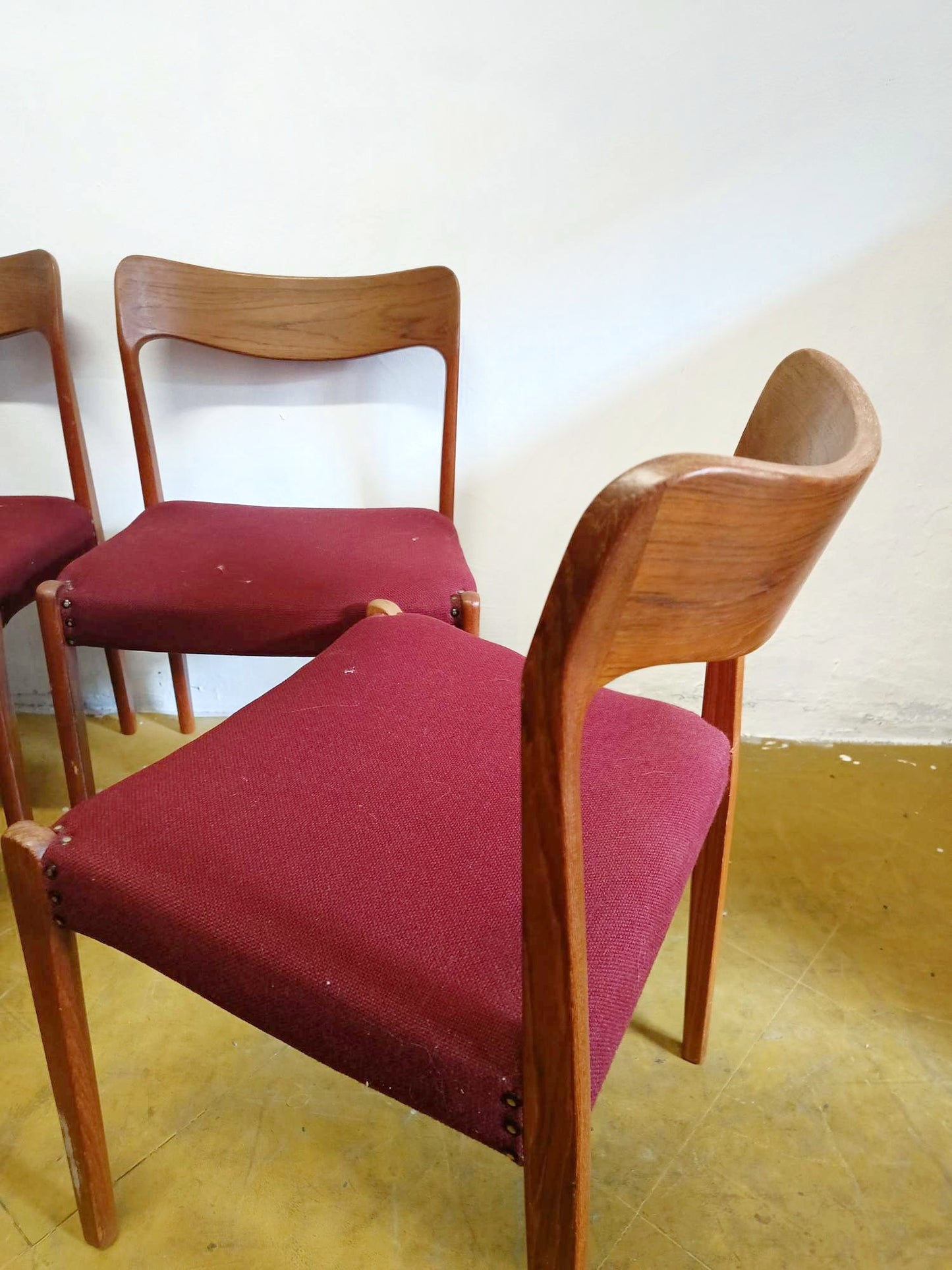 Sedie Henning Kjærnulf design danese vintage anni 50 | set 4 sedie bordeaux