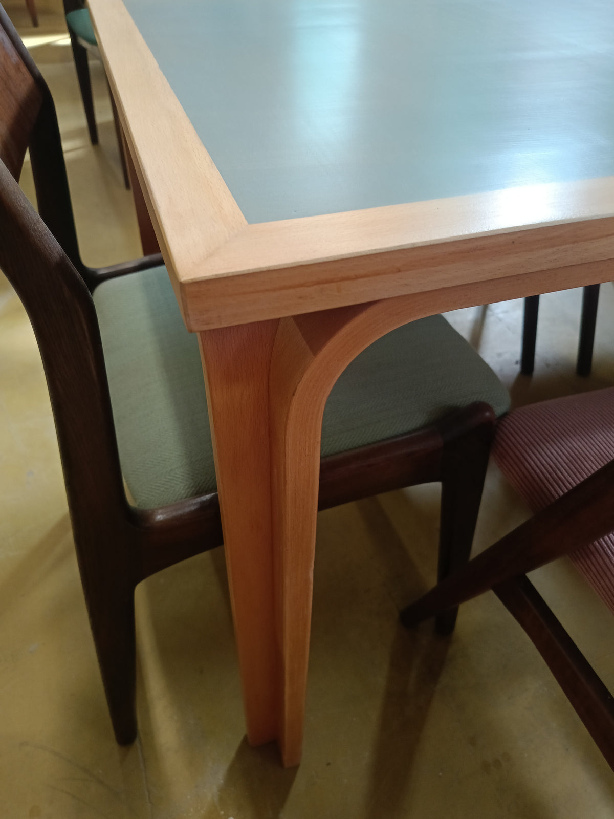 Tavolo Magnus Olesen grigio design danese anni 50 | 155cm | 97vnt