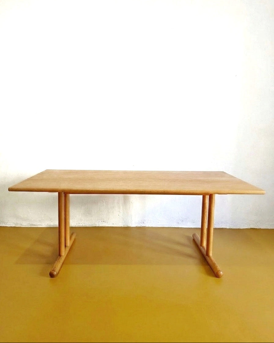 Tavolo danese in quercia anni 60, base centrale a T con gambe cilindriche, piano rettangolare, 180 cm, 6-8 posti