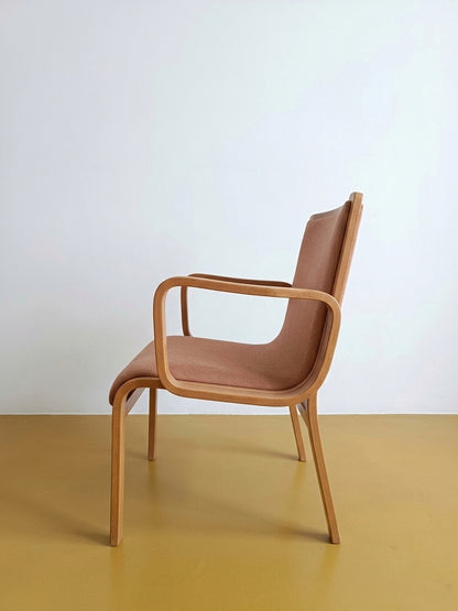 Poltrona svedese vintage Jo Carlsson Joc Vetlanda betulla anni 60, tre quarti destra, design scandinavo con braccioli sagomati