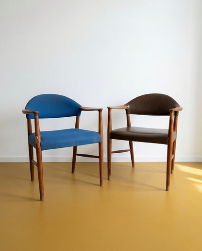 Coppia poltroncine Kurt Olsen danesi anni 60 in teak, una in tessuto blu e una in similpelle marrone, profilo a curve organiche e gambe tornite