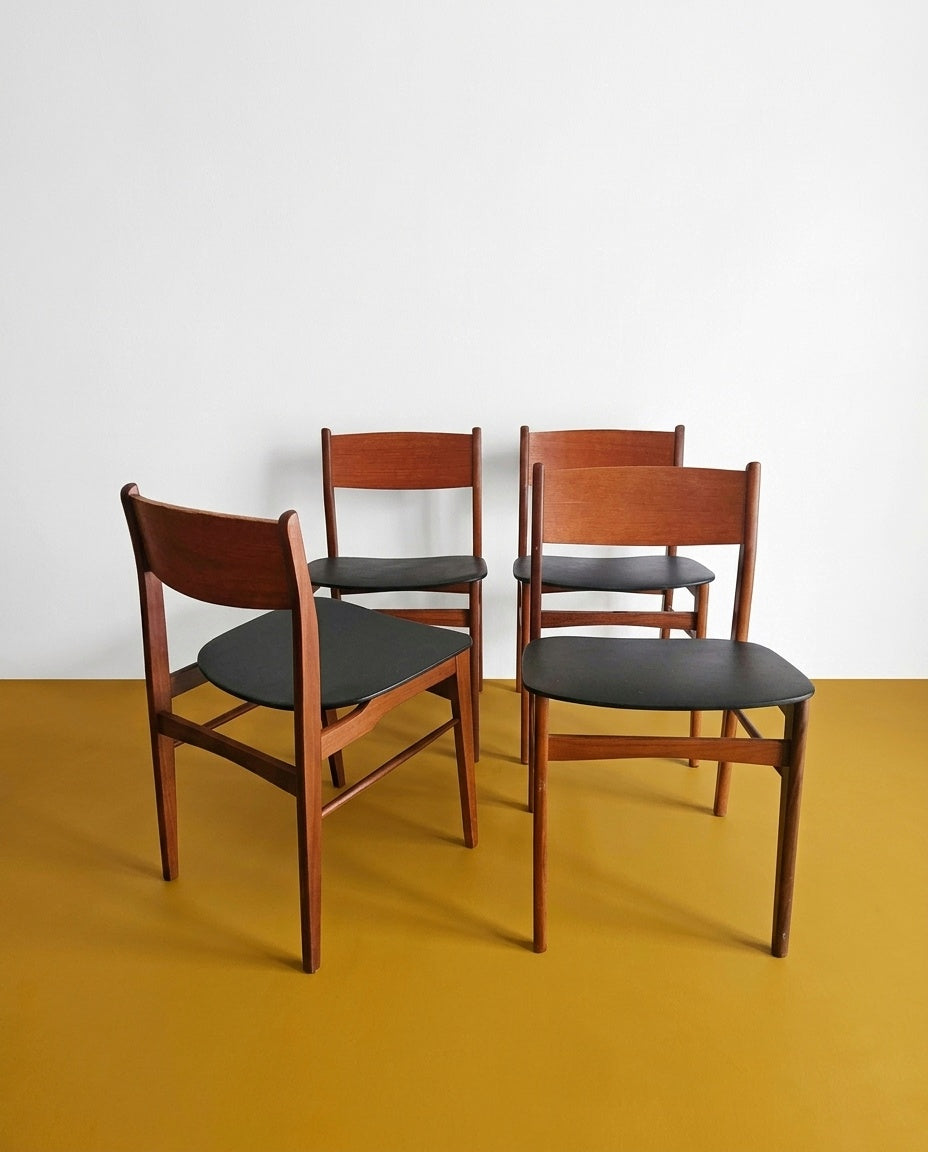 Set 4 sedie danesi vintage in teak anni 60, schienale rettangolare e seduta imbottita nera, gambe dritte
