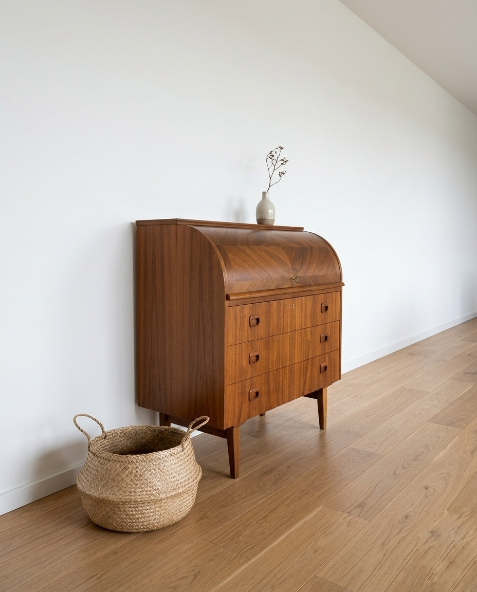 Scrittoio a rullo danese anni '60 in teak  vista tre quarti con coperchio chiuso e gambe coniche