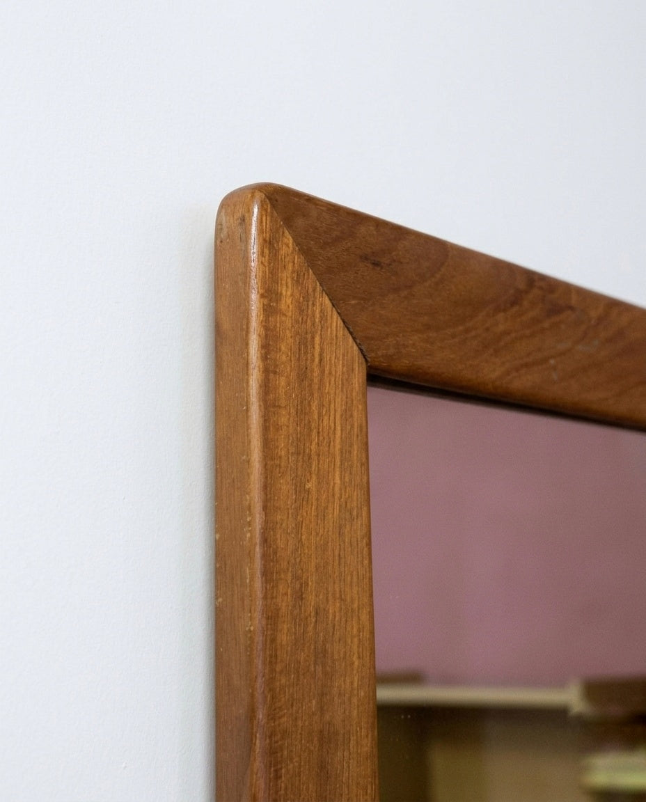 Dettaglio angolo cornice in teak dello specchio svedese vintage anni '50, profilo spesso e squadrato