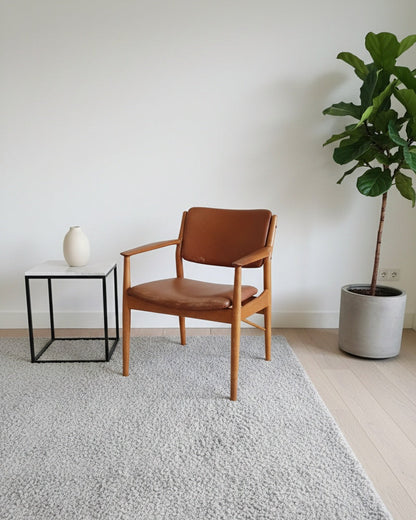 Poltroncina vintage danese Arne Vodder anni 50 in teak in contesto residenziale contemporaneo, design scandinavo mid-century