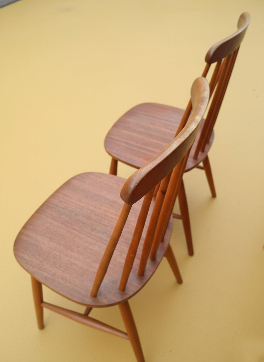 Sedia Nesto mod. 386 in betulla anni 50 vista laterale, profilo schienale con listelli e seduta anatomica