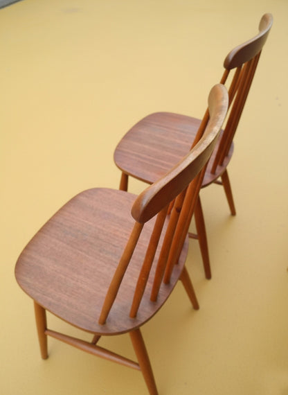 Sedia Nesto mod. 386 in betulla anni 50 vista laterale, profilo schienale con listelli e seduta anatomica