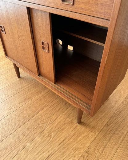 Sideboard compatto danese vintage in teak con cassetto e ante scorrevoli | 100st64