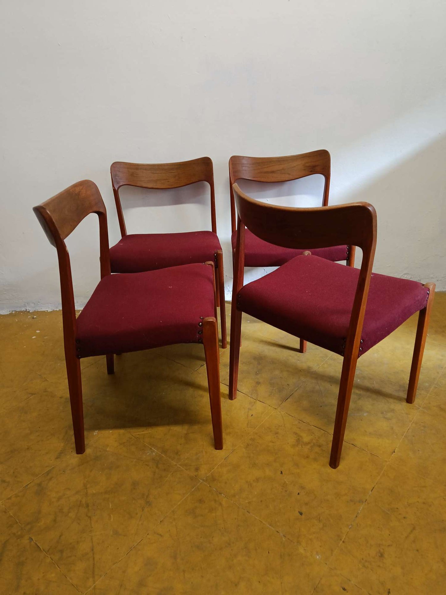 Sedie Henning Kjærnulf design danese vintage anni 50 | set 4 sedie bordeaux