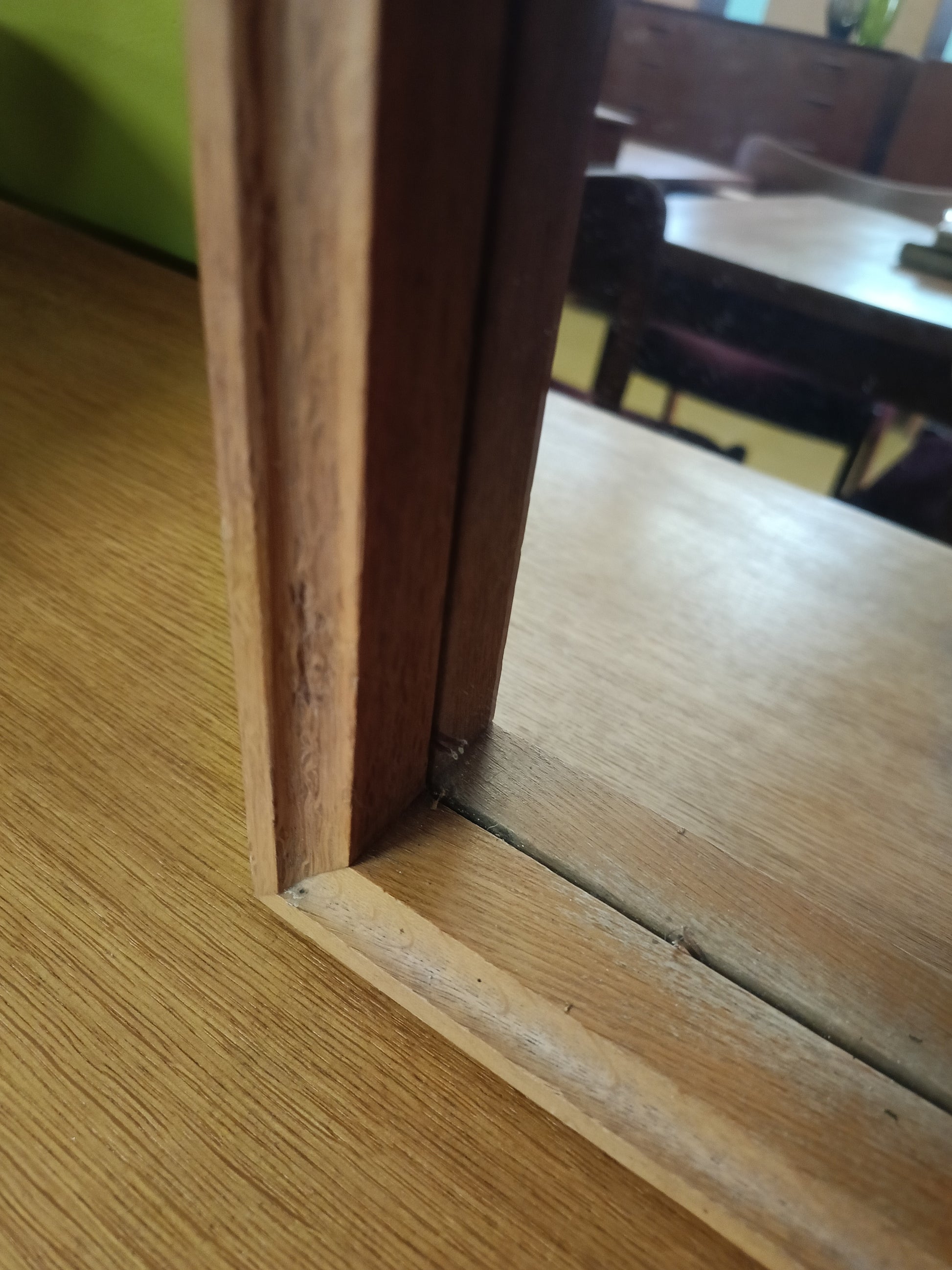 Dettaglio angolo cornice in rovere dello specchio svedese vintage anni '50