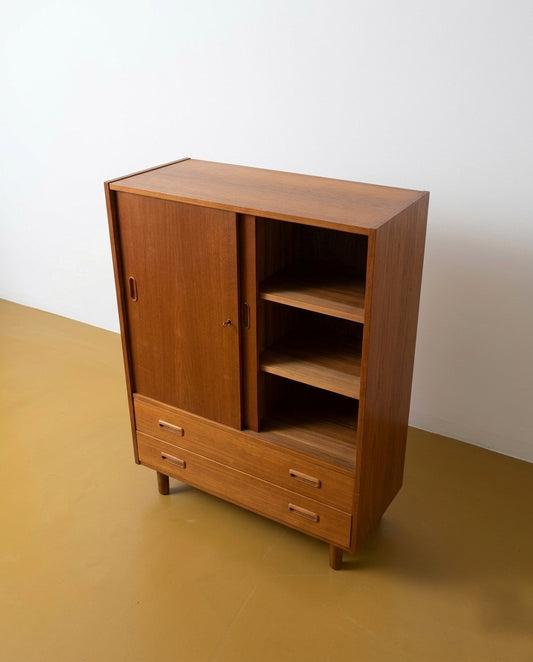 Credenza svedese in teak anni 60, anta aperta con vano interno a due ripiani e cassetti inferiori