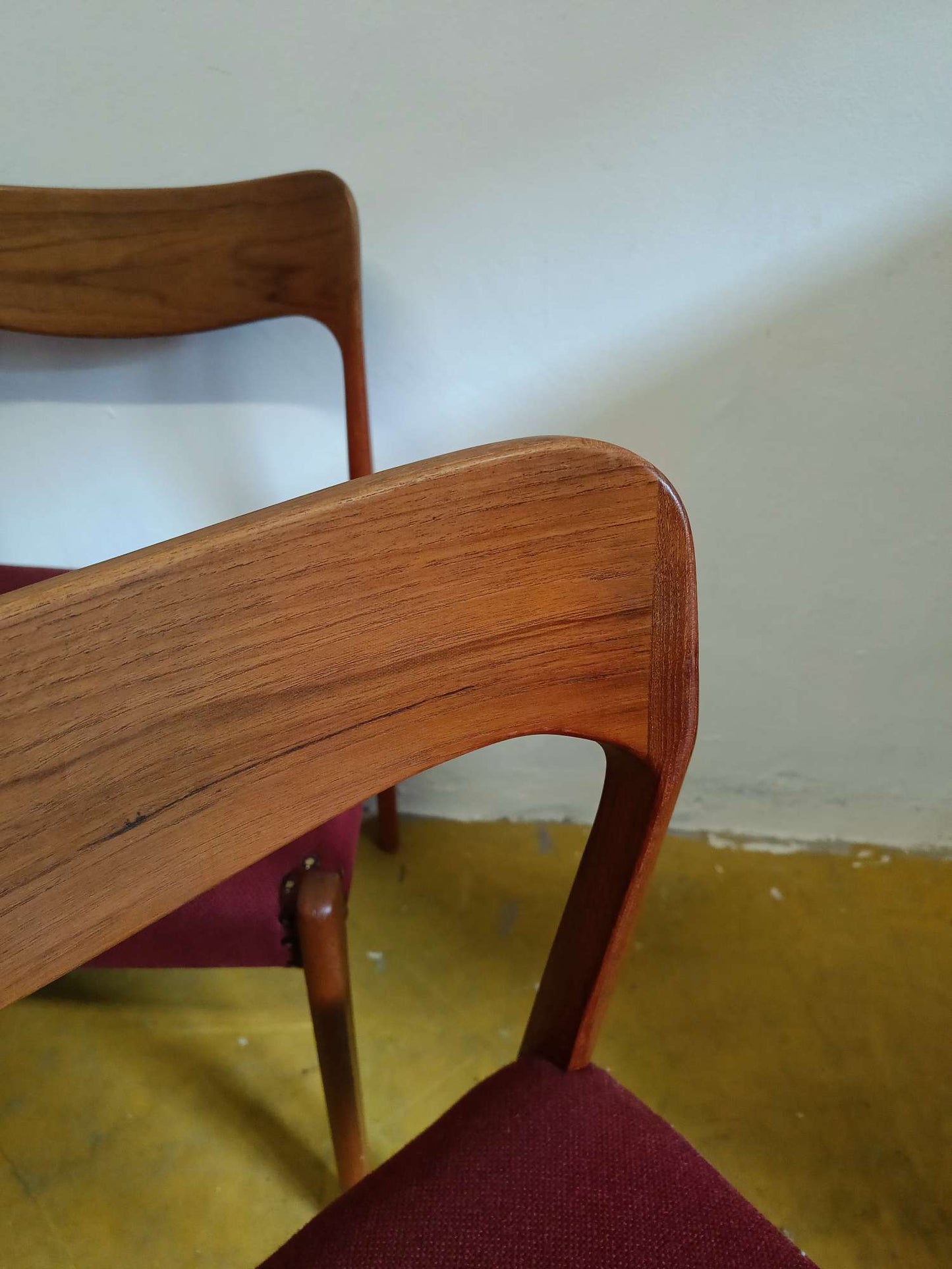 Sedie Henning Kjærnulf design danese vintage anni 50 | set 4 sedie bordeaux