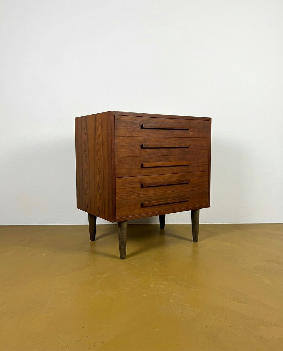 Cassettiera/comodini vintage danese anni '60 in teak — 5 cassetti con pomoli a barra, gambe coniche in legno chiaro, vista 3/4