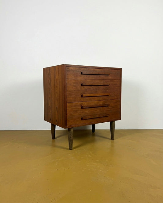Cassettiera/comodini vintage danese anni '60 in teak — 5 cassetti con pomoli a barra, gambe coniche in legno chiaro, vista 3/4