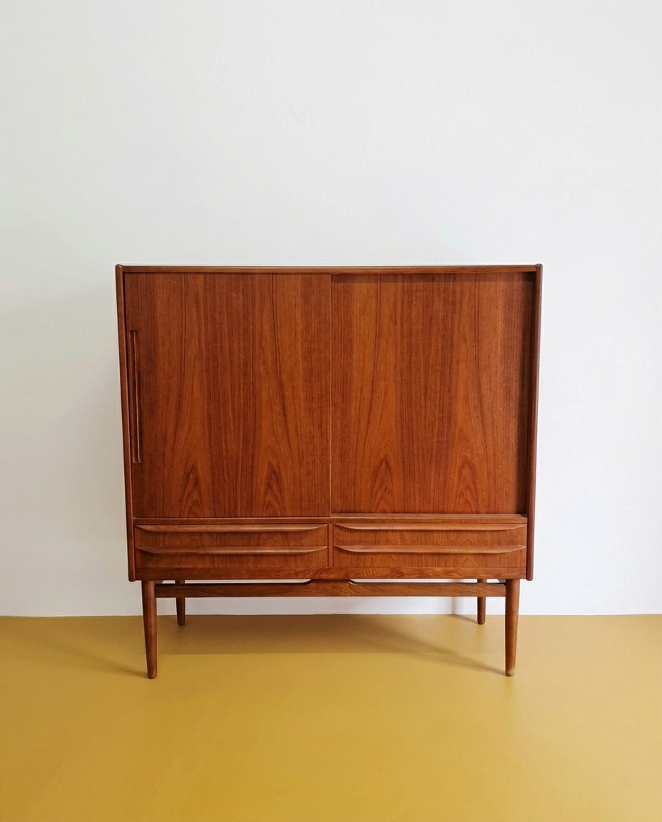 Armadio bar danese vintage in teak anni 60, anta scorrevole superiore con maniglia verticale e quattro cassetti inferiori con maniglie scolpite, gambe affusolate, 126 cm