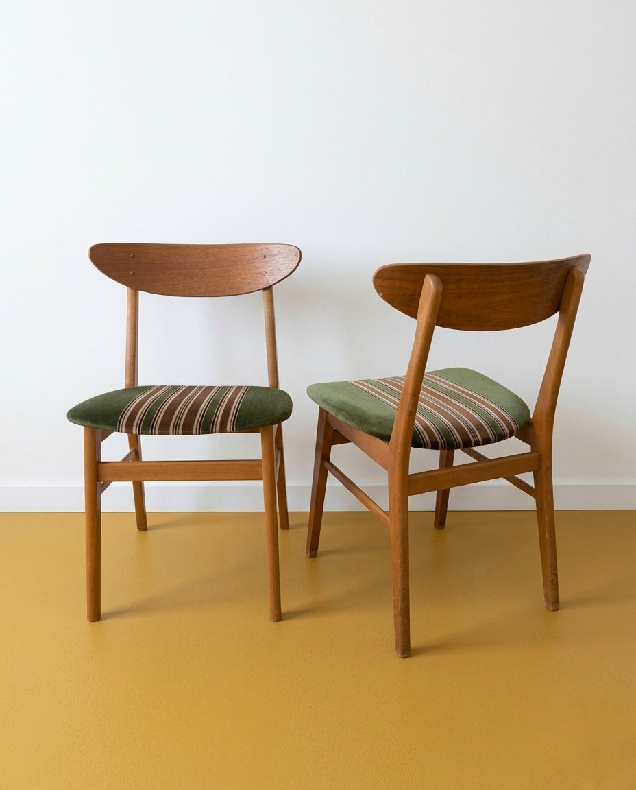 Coppia sedie Farstrup mod. 210 danesi in teak anni 50, schienale ovale sagomato e seduta imbottita in velluto a righe verdi