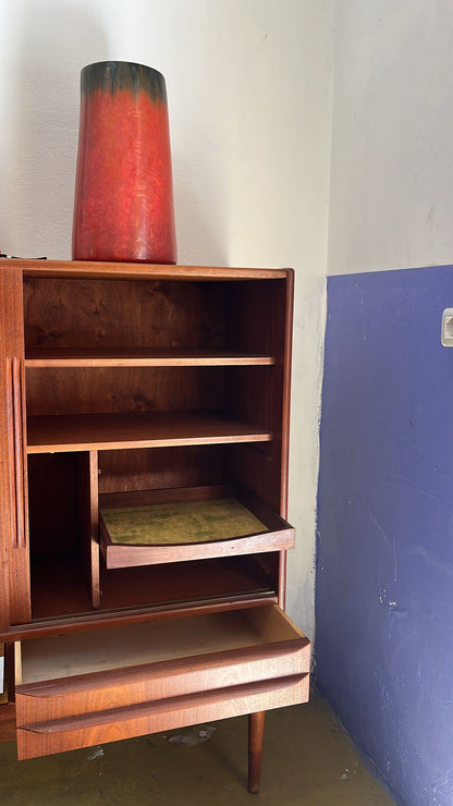 Armadio bar danese in teak anni 60, vano interno con piano estraibile bar e ripiani
