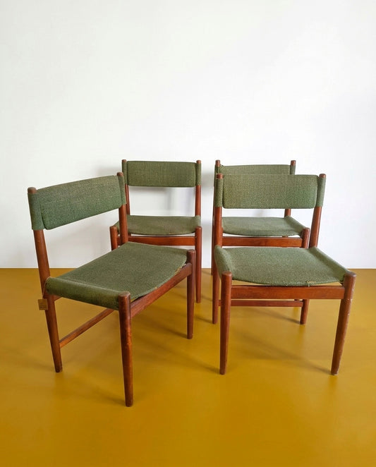 Set quattro sedie Kurt Østervig per Sibast anni 60 in teak, vista tre quarti posteriore, schienale e seduta imbottiti integrati in tessuto verde