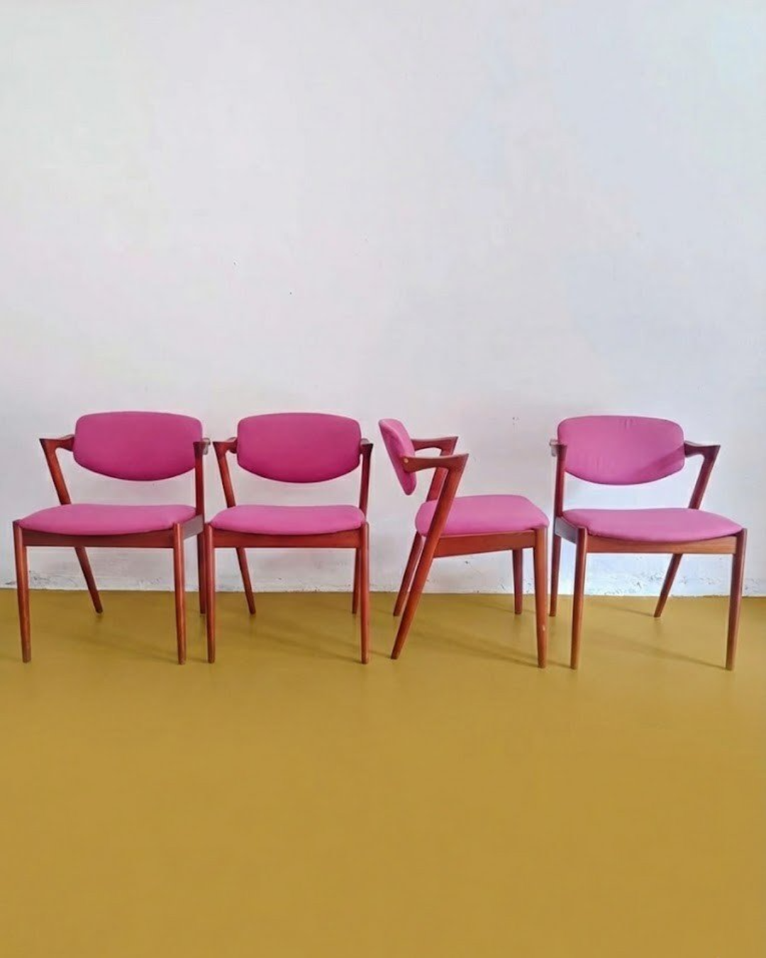 Set 4 sedie Kai Kristiansen mod. Z n.42 danesi in teak anni 60, silhouette a Z, seduta e schienale imbottiti in tessuto fucsia, ristoffate