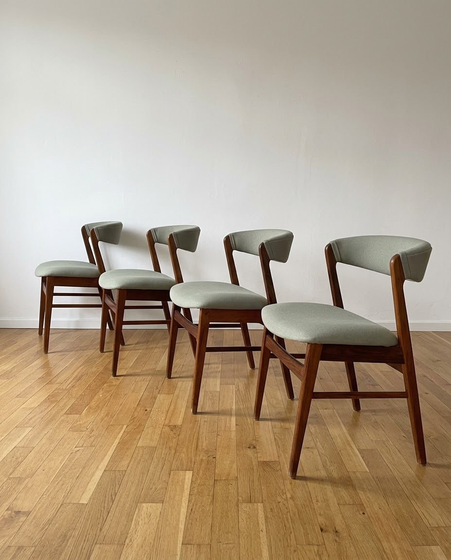 Set di 4 sedie vintage in teak con schienale curvo imbottito e tappezzeria verde salvia, vista frontale