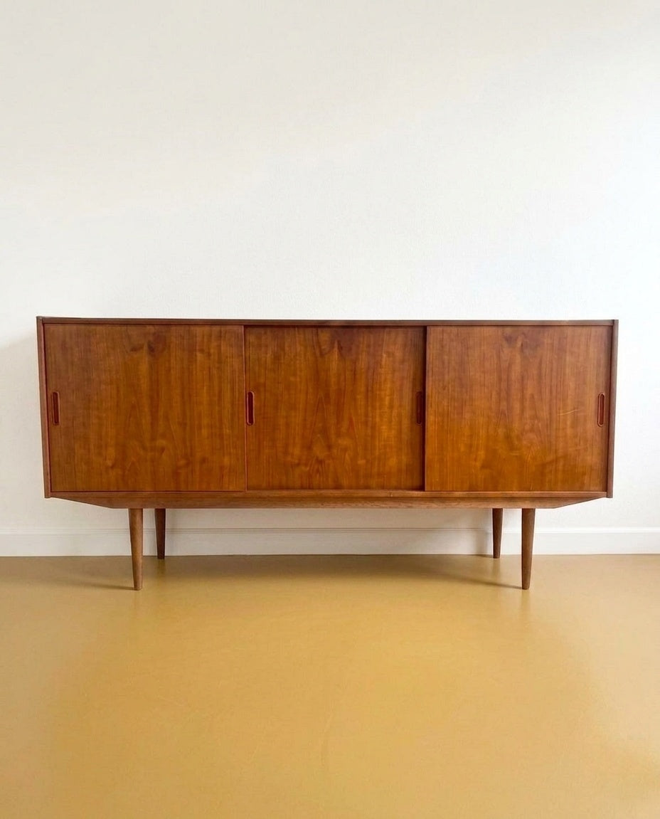 Sideboard danese anni '60 in teak con tre ante scorrevoli, vista frontale
