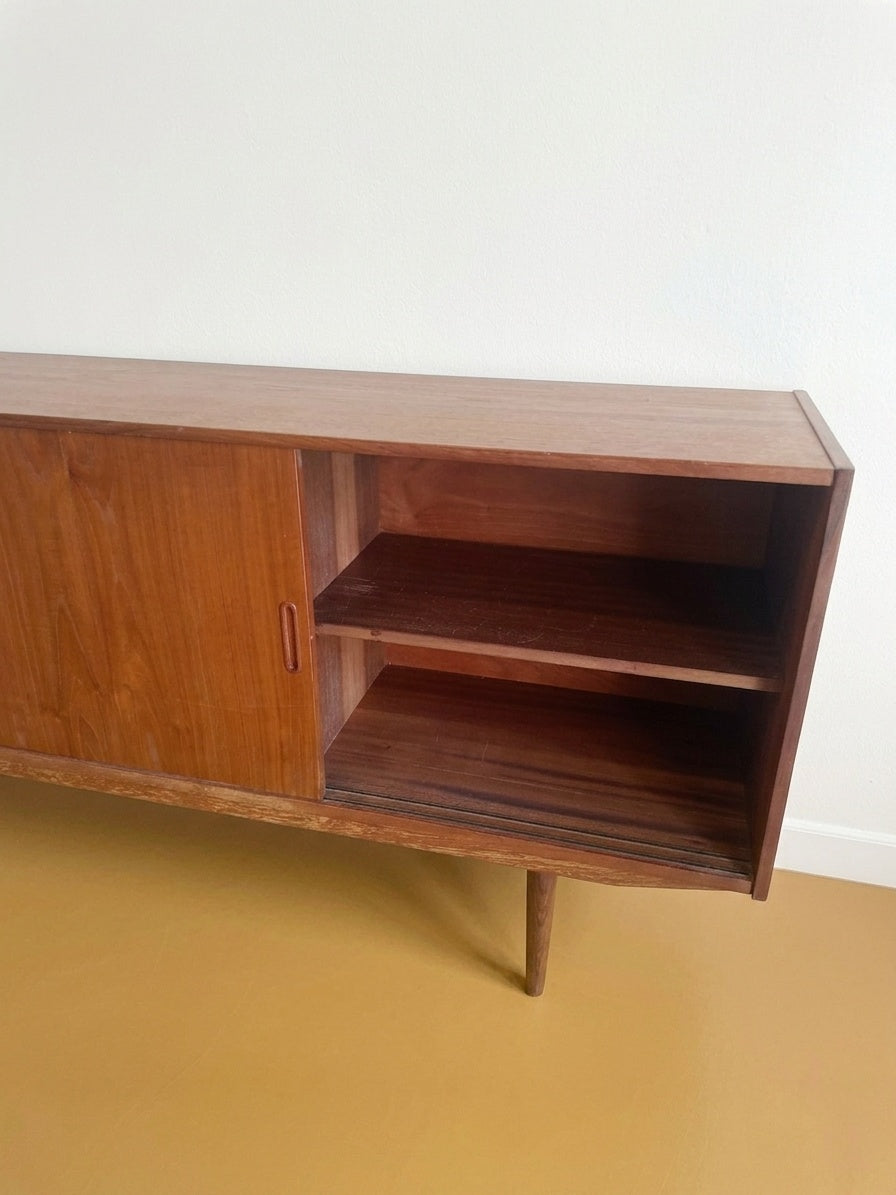 Sideboard danese in teak con anta scorrevole aperta, ripiani interni a vista
