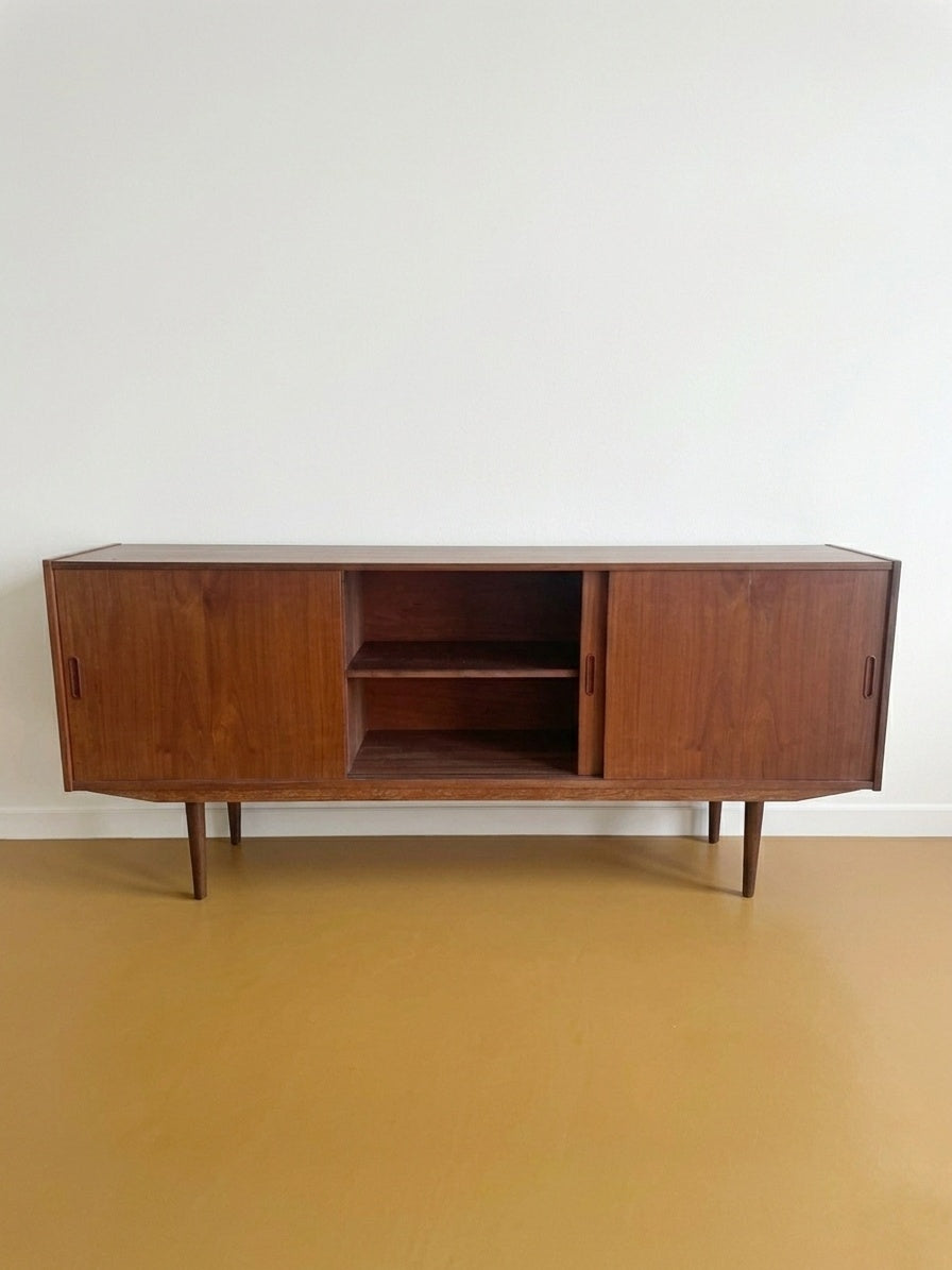 Sideboard danese in teak con anta centrale aperta, vano di contenimento centrale