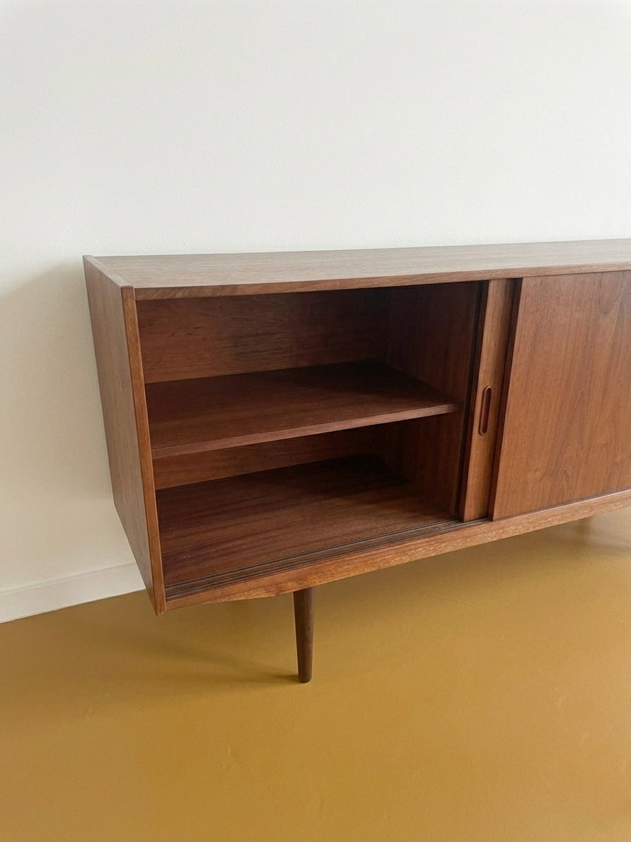 Sideboard danese in teak, vista angolata con anta aperta e ripiani interni