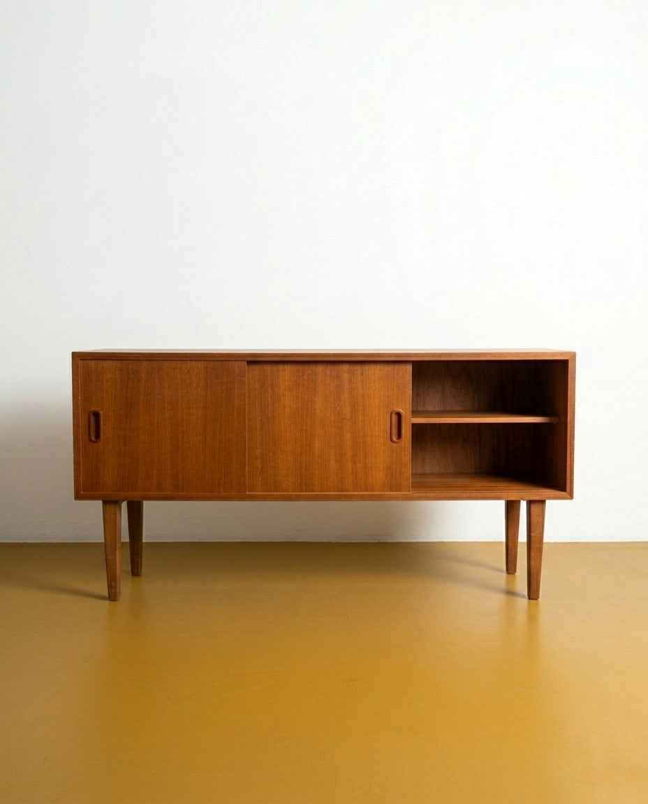 Sideboard danese teak anni '60, 120cm, anta scorrevole aperta con ripiani interni