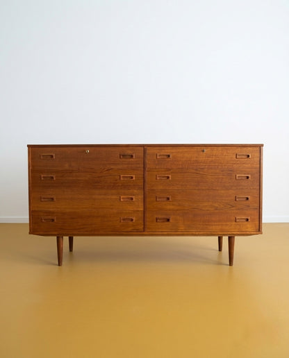 Sideboard danese anni '50 in teak, vista frontale con otto cassetti