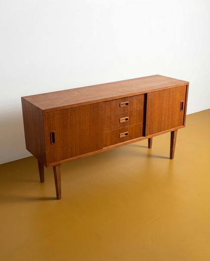 Sideboard danese teak anni '60, 120cm, vista angolata con maniglie rettangolari intagliate