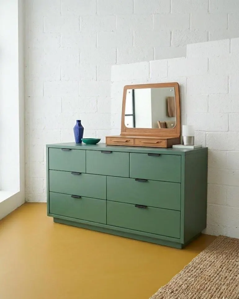 Specchio sospeso Johannes Andersen design danese anni '50 in teak, con mensola e cassetto integrati