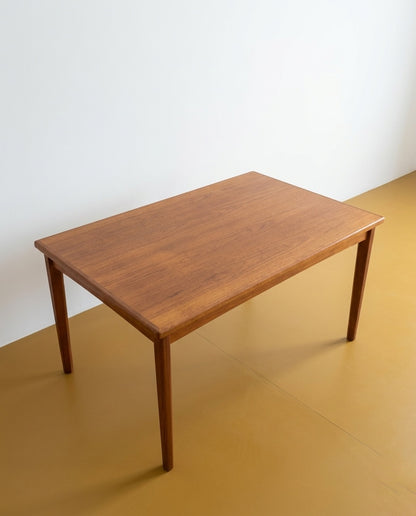 Tavolo BRDR Furbo danese in teak, vista angolata laterale con gambe affusolate
