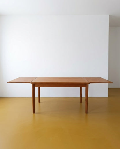 Tavolo BRDR Furbo danese in teak con un'allunga inserita, vista laterale
