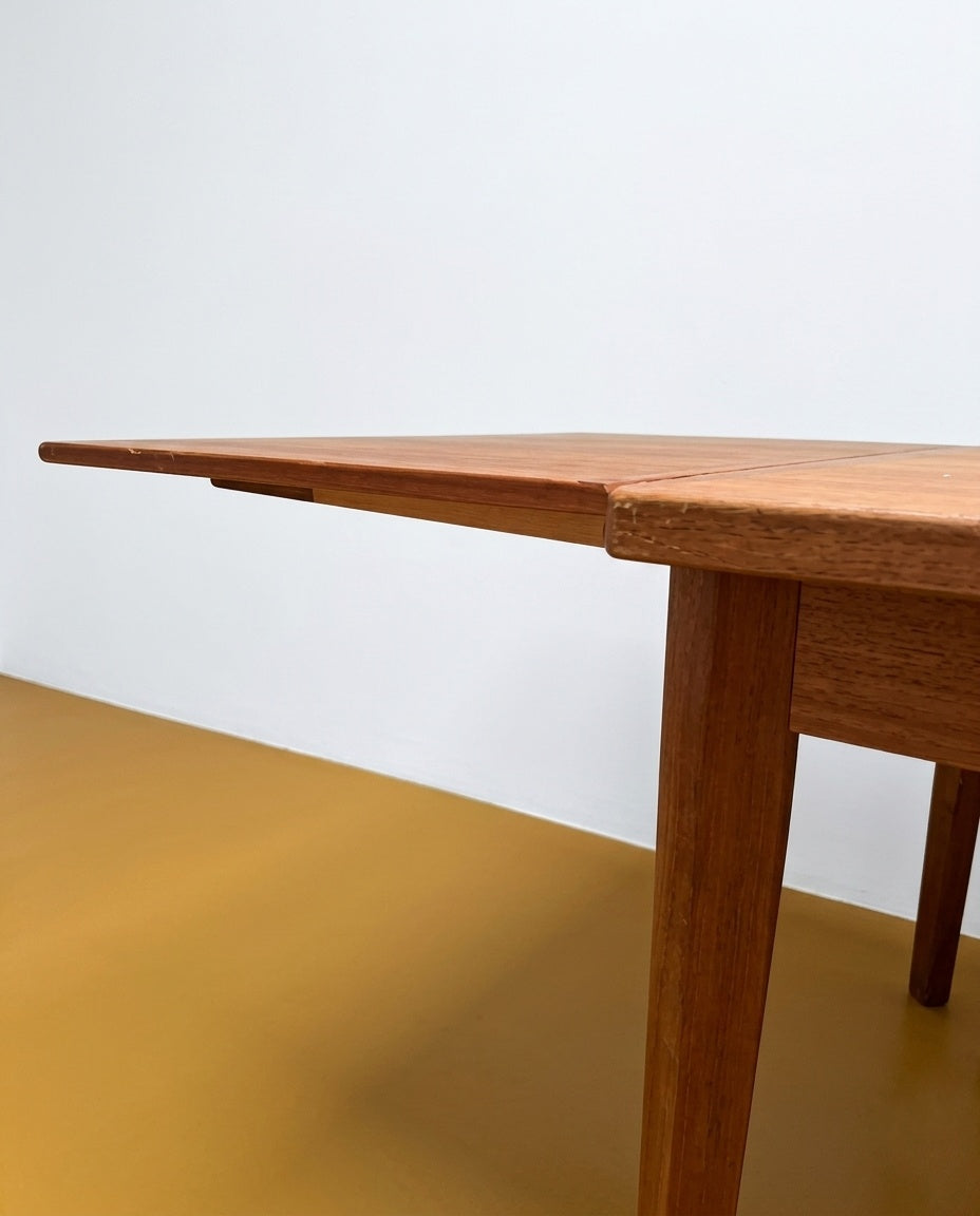 Tavolo BRDR Furbo danese in teak con un'allunga inserita, vista laterale

