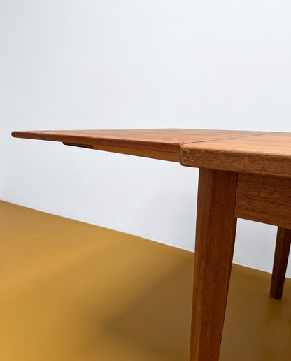 Tavolo BRDR Furbo danese in teak con un'allunga inserita, vista laterale
