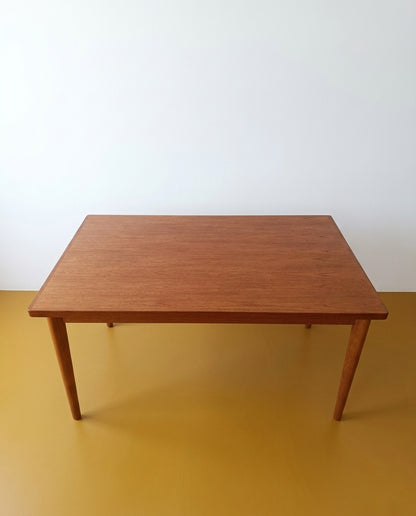 Tavolo BRDR Furbo danese in teak, vista frontale a misura chiusa
