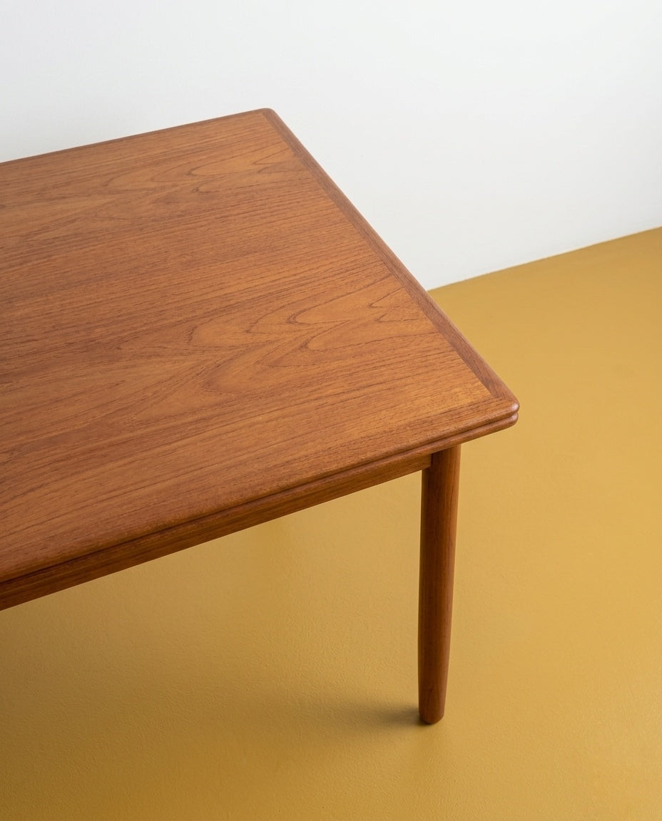 Dettaglio della venatura del teak sul piano del tavolo danese anni '60