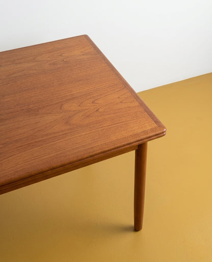 Dettaglio della venatura del teak sul piano del tavolo danese anni '60