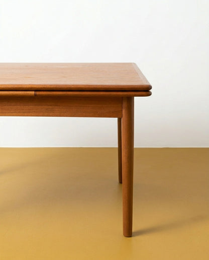 Tavolo danese anni '60 in teak, dettaglio dell'angolo arrotondato e della gamba affusolata