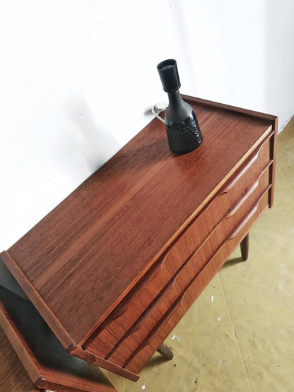 Dettaglio venature naturali teak tonalità calde ricche comodini danesi anni 50