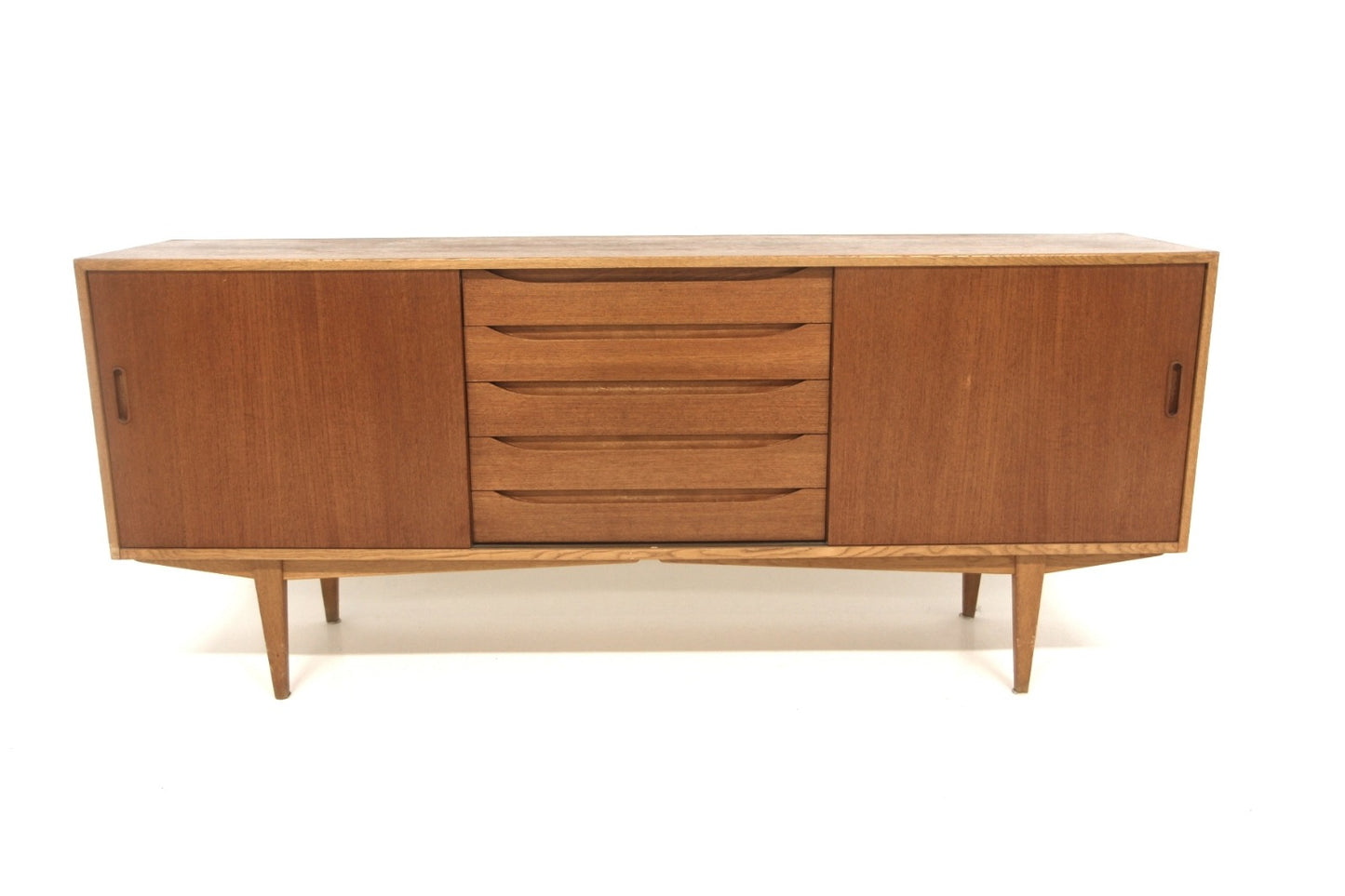 Sideboard svedese anni '60 in teak, vista frontale con ante scorrevoli chiuse e cassetti centrali