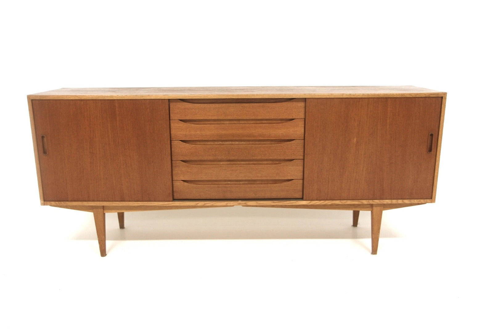 Sideboard svedese anni '60 in teak, vista frontale con ante scorrevoli chiuse e cassetti centrali